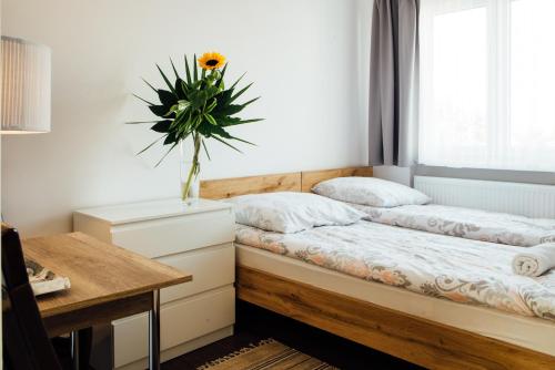 a bedroom with a bed with a plant on it at Motelik Janowski in Szprotawa