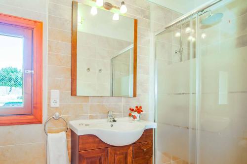 a bathroom with a sink and a shower at Casa Calonge in Felanitx