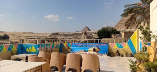Bazén v ubytování Pyramids Overlook Inn nebo v jeho okolí
