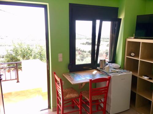 uma cozinha com mesa e cadeiras e uma janela em Stunning View Studio in Countryside in Crete em Lerápetra