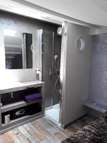 une salle de bain avec douche et lavabo dans l'établissement Chambres d'Hotes NATURISTE, Village Naturiste Cap d'Agde, Draps, Serviette, Café, Menage inclus en fin de sejour, au Cap d'Agde