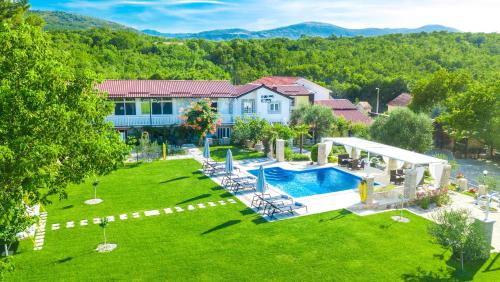 een luchtzicht op een huis met een zwembad bij Villa Medo in Drinovci