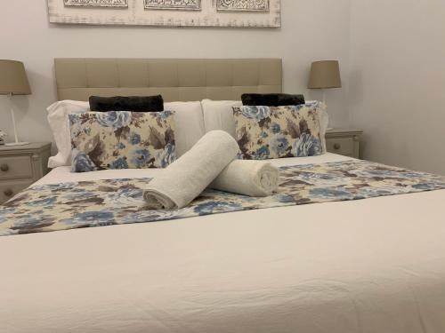 Una cama con una toalla enrollada. en BRAND NEW APARTMENT, en Tarifa