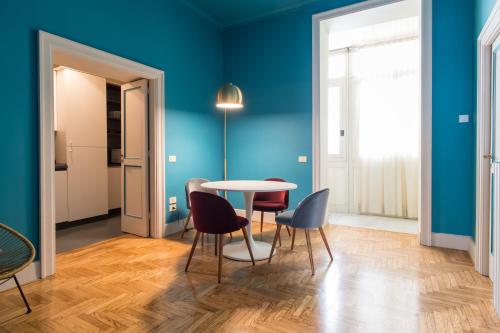 a dining room with blue walls and a table and chairs at Jungle Suite in Naples