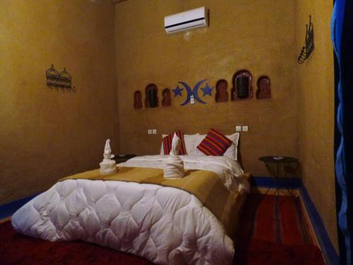 1 dormitorio con 1 cama grande en una habitación en hostels Planet Sahara, en Merzouga