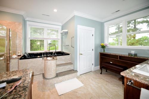 uma casa de banho com um chuveiro, um lavatório e um piano em Swanendele Inn em Ridge
