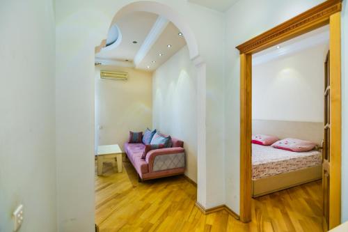 - une chambre avec un lit et un canapé dans l'établissement Apartment in Boulevard, à Baku