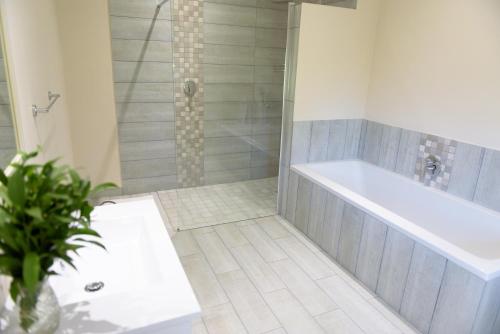 Ein Badezimmer in der Unterkunft Whalesong Hotel & Spa