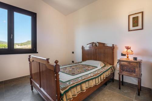 una camera con letto, tavolo e finestra di Villa Fico 2 a Domus de Maria