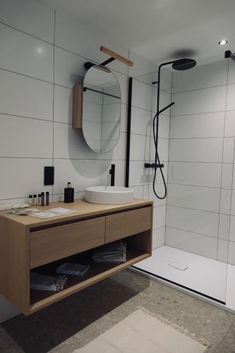 a bathroom with a sink and a shower at Le Grand George - Résidence Le Cercle in Marche-en-Famenne