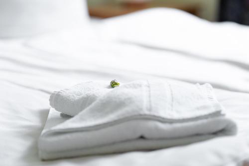 Postel nebo postele na pokoji v ubytování Hotel am Gothensee