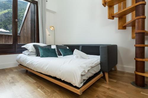 uma cama num quarto com uma grande janela em Apartment Iris 4 em Chamonix-Mont-Blanc