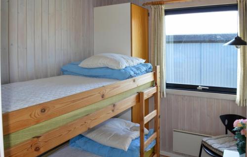 2 beliches num quarto com uma janela em Stunning Home In Hadsund With House Sea View em Hadsund