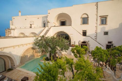 - Vistas al exterior de un edificio con piscina en La Sommità Relais & Chateaux, en Ostuni