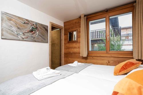 - une chambre avec un lit et une fenêtre dans l'établissement Edelweiss apartment - Chamonix All Year, à Chamonix-Mont-Blanc