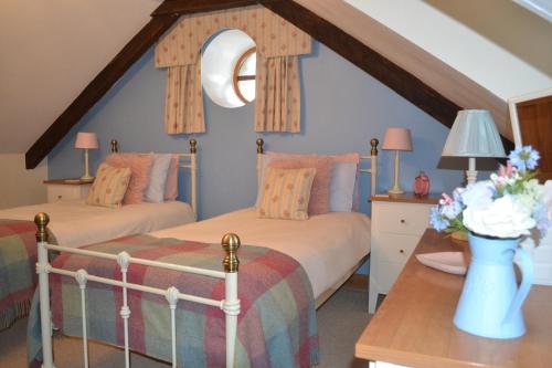 Un pat sau paturi într-o cameră la Siabod Luxury Cottage