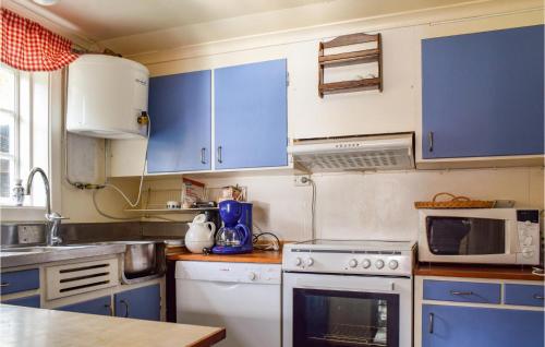 Ett kök eller pentry på Pet Friendly Home In Lyngdal With Kitchen