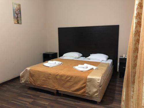 Postel nebo postele na pokoji v ubytování Admiral Hotel