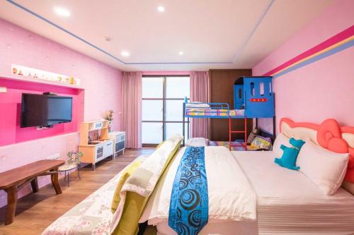 una camera da letto per bambini con un letto e una TV di Mushroom Garden a Dongshan
