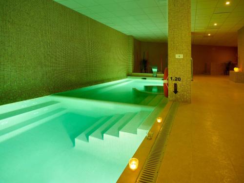 una gran piscina en una habitación grande en Palacio del Infante Don Juan Manuel Hotel Spa, en Belmonte