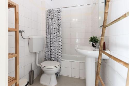 ein Bad mit einem WC und einem Waschbecken in der Unterkunft Marques Balcony by Homing in Lissabon