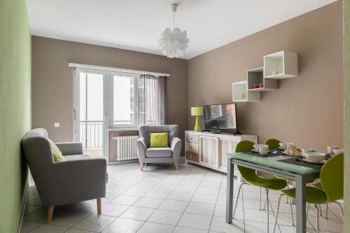 - un salon avec une table et des chaises dans l'établissement Lido Apartments by Quokka 360 - 5 min from the centre and the Lugano Lido, à Lugano
