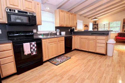 Una cocina o zona de cocina en Cabin on the Chute