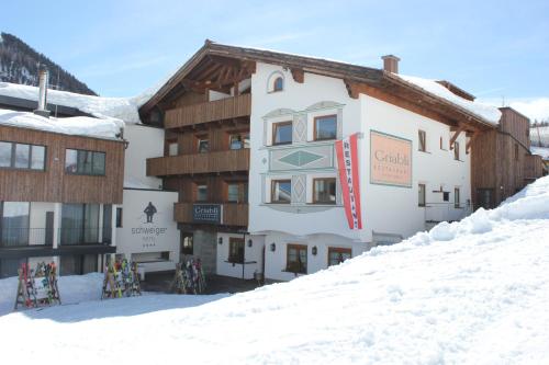 um edifício com neve em frente em Appartement Erich Schweiger em Sankt Anton am Arlberg