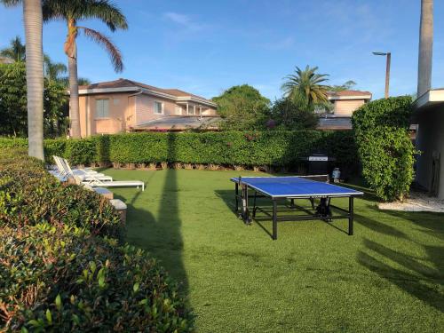 Stolní tenis v ubytování Captiva Beach Resort (open private beach access) nebo okolí