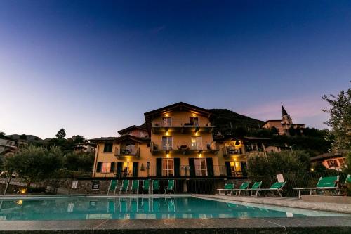 The swimming pool at or close to Residence La Collina