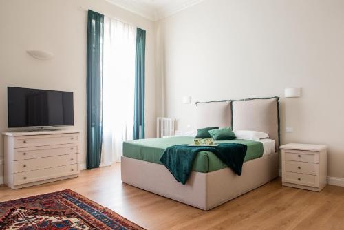 ein Schlafzimmer mit einem großen Bett und einem TV in der Unterkunft SWEET DREAM CAVOUR in Rom