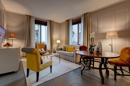 a living room with a couch and a table at Singer Palace Hotel in Rome