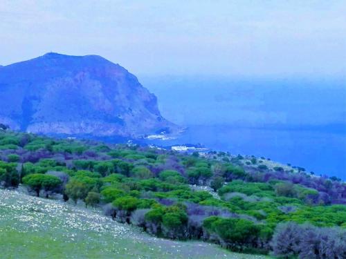 フォンダケッロにあるAcquachiaraの山と海の丘の景色
