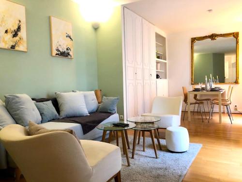 ein Wohnzimmer mit einem Sofa und einem Tisch in der Unterkunft L'appartement Magdebourg in Paris