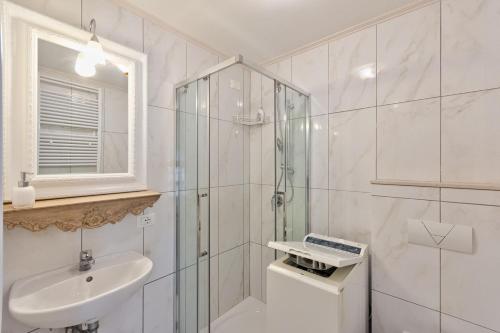 y baño blanco con lavabo y ducha. en BB Venezia, en Venecia