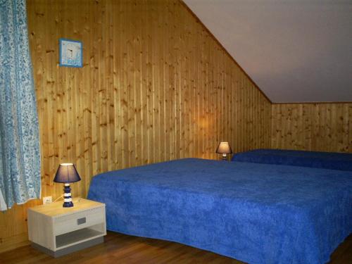Un pat sau paturi într-o cameră la Gîte grande capacité au calme circuit Cascades du Hérisson