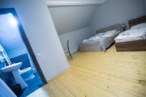 Postel nebo postele na pokoji v ubytování Soncho Kazbegi