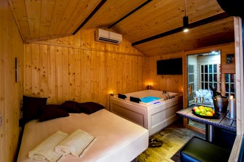 ナポリにあるVilla Elisio Hotel & Spaのベッドルーム1室(ベッド1台付)、