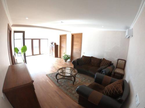 ANAs House tesisinde bir oturma alanı