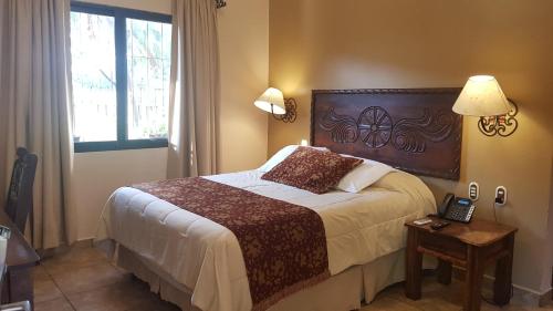 Hotel Hacienda Gualiqueme tesisinde bir odada yatak veya yataklar