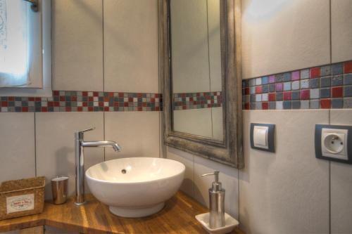 a bathroom with a sink and a mirror at Maison Prairie Bonheur in Magny-les-Hameaux