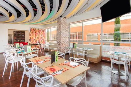 Reštaurácia alebo iné gastronomické zariadenie v ubytovaní Pop Art Hotel Tocancipá y Centro de Convenciones