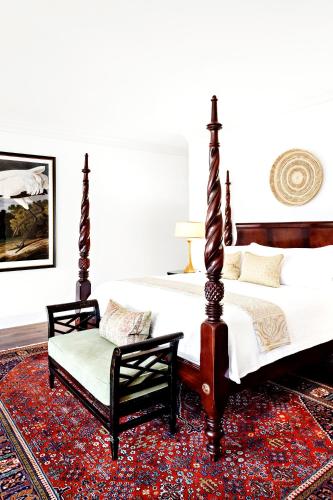 Postel nebo postele na pokoji v ubytování Planters Inn - Charleston