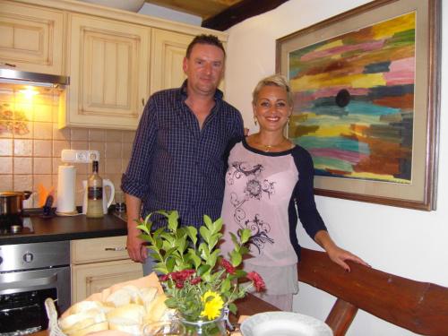 een man en een vrouw die in een keuken staan bij Nádasház in Gyenesdiás