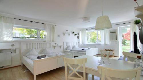 ein weißes Wohnzimmer mit einem Sofa und einem Tisch in der Unterkunft Innsbruck Apartment Nigler in Innsbruck