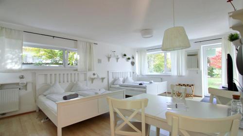 Una sala de estar blanca con un sofá y una mesa. en Innsbruck Apartment Nigler, en Innsbruck