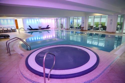 - une grande piscine dans un grand bâtiment dans l'établissement Towers Hotel & Spa, à Swansea