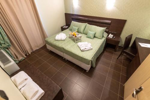 Ένα ή περισσότερα κρεβάτια σε δωμάτιο στο Ξενοδοχείο Θέρμιος Απόλλων