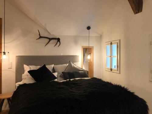 Säng eller sängar i ett rum på Seehaus am Hallstätter See