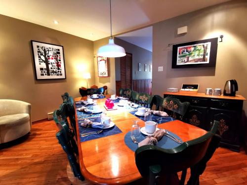 a room with a long table with people sitting around it at Accueil Chez Francois in Montréal